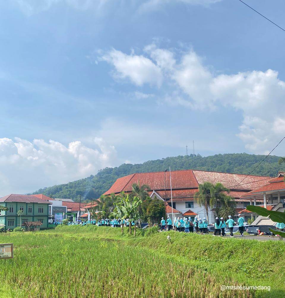 Guru dan Tendik MTsN 6 Sumedang Ikuti Gerak Jalan Harmoni Hari Amal Bakti (HAB) ke-80 Kemenag Sumedang